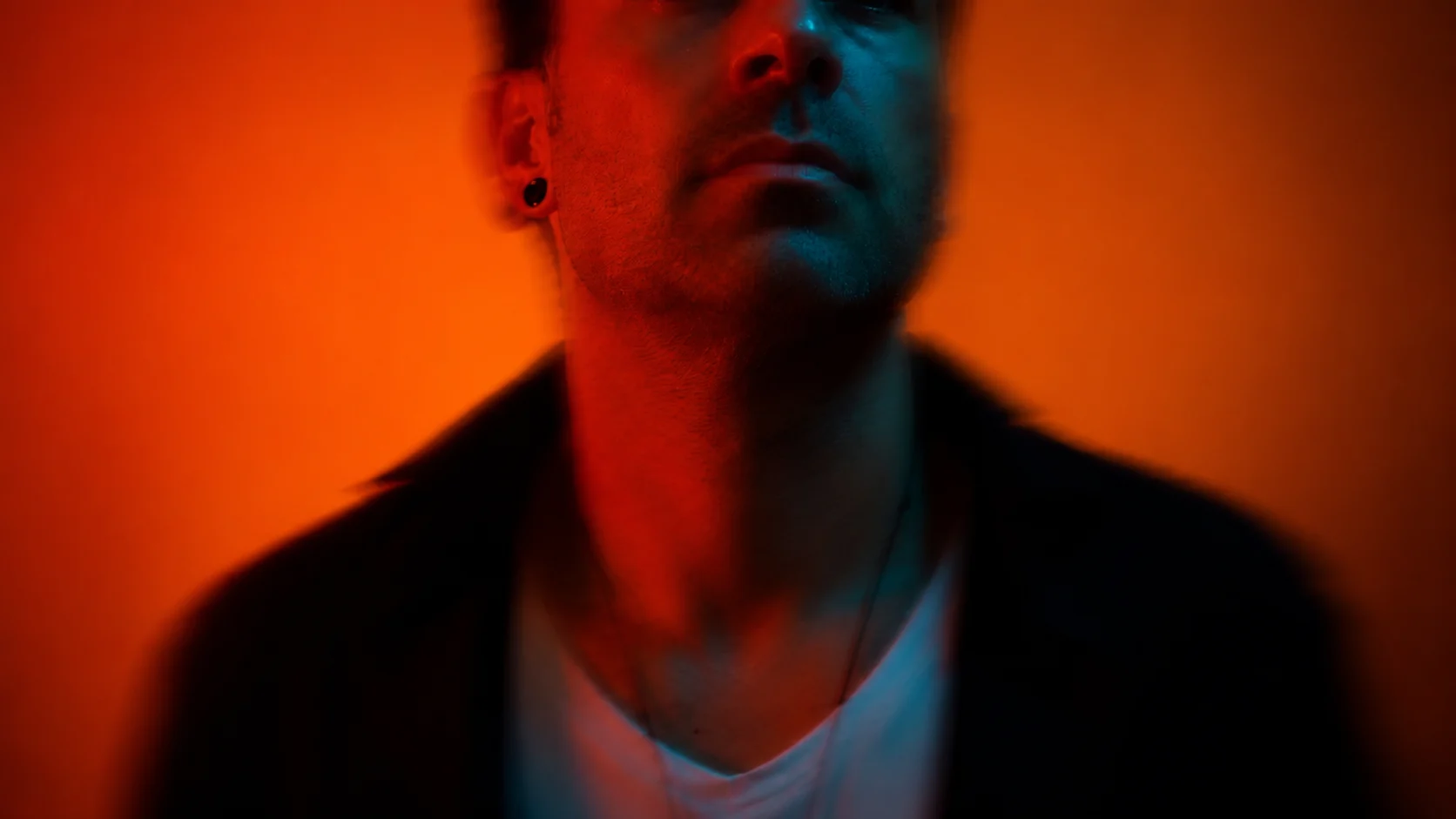 Retrato editorial de Ángel Cabrera sobre fondo cálido